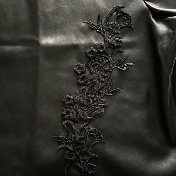 Cropped leather top with embroidery - Picture 3 of 3